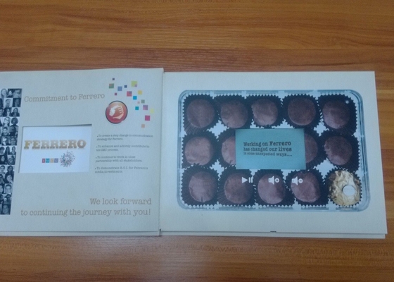 Buon prezzo FERRERO Promotional 2.4' LCD screen advertising business video cards, many style video brochure in linea